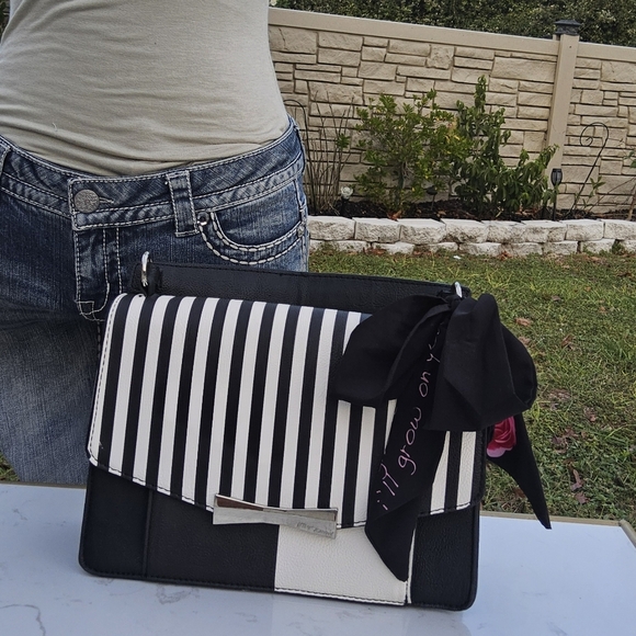 BETSEY JOHNSON RARE BLACK/WHITE STRIPPED w/ EMPOWERING SCARF TOP HANDEL - Picture 6 of 8